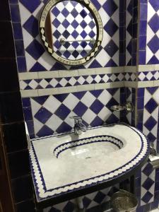 梅克内斯Riad le petit ksar的一间带水槽和镜子的浴室