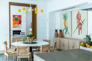 卡萨雷斯柯尔特辛庄园高尔夫水疗酒店的厨房配有桌椅和墙上的绘画作品