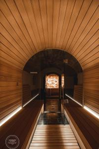 巴勒莫PALAZZO SANTAMARINA Luxury Suite & Spa的一间拥有木制天花板的桑拿浴室