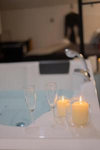 索米尔Entre Nous Le Maréchal的桌上放两杯酒和两根蜡烛