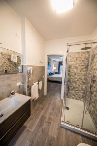 卡坦扎罗Il Gelso Guest House的带淋浴和盥洗盆的浴室