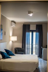 卡坦扎罗Il Gelso Guest House的酒店客房设有床和窗户。