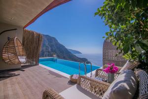 法拉尔雅里斯亚酒店的阳台享有游泳池和海洋的景致。