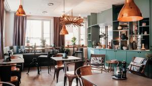 乌普萨拉Clarion Collection Hotel Uppsala的一间带桌椅的餐厅