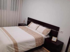阿尔巴塞特San José Apartamentos Turísticos Miky的一间卧室配有带白色床单和枕头的床。
