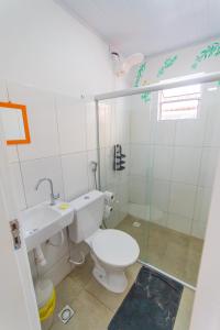 萨尔瓦多Puleiro Hostel的一间带卫生间和水槽的浴室