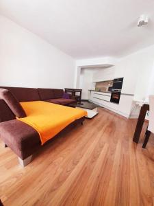 多纳瓦利Apartmán 27, Kamzík的带沙发和黄色毯子的客厅