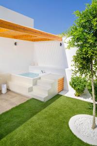 伊莱恩ETHOS Luxury Home - Seaview Villa with Hot-Tub!的白色的房子,设有游泳池和草坪