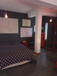 里奥塞瓦约斯Camino al Cuadrado的一间卧室配有一张黑色墙壁的床