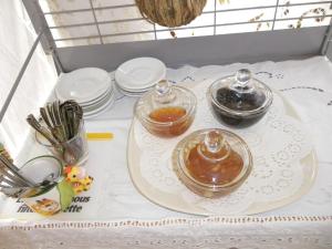 普拉卡米洛斯Arethousa的一张白色桌子,上面放着蜂蜜托盘
