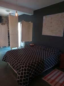 里奥塞瓦约斯Camino al Cuadrado的一间卧室配有一张带黑色棉被的床