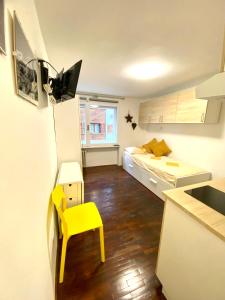 布勒伊-切尔维尼亚Luna's Cozy Apartment, skiin skiout in centre CIR 17的一间小厨房,里面配有黄色椅子