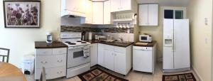 华盛顿堡Single family home的厨房配有白色家电和白色橱柜