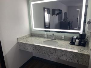 胡尔伯克GreenTree Inn of Holbrook, AZ的一间带大镜子的盥洗盆的浴室