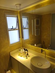 瓜鲁柳斯Quartos Vila Augusta/Guarulhos的一间带水槽和镜子的浴室