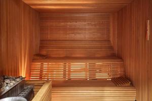 汉堡汉堡安普里奥斯堪酒店的一间铺有木地板的木墙桑拿浴室