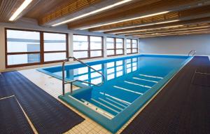 赫尔辛基斯堪公园赫尔辛基酒店的一个带窗户的房间,有一个大型游泳池