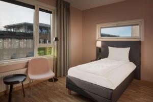 特隆赫姆斯堪迪克赛尔顿酒店的酒店客房设有床和窗户。