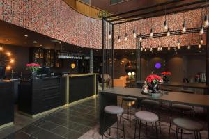 特隆赫姆斯堪迪克赛尔顿酒店的餐厅设有带凳子的酒吧