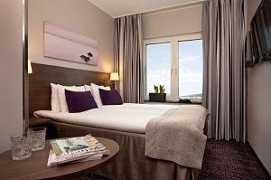 哥德堡斯堪第25号酒店的酒店客房配有一张床铺和一张桌子。