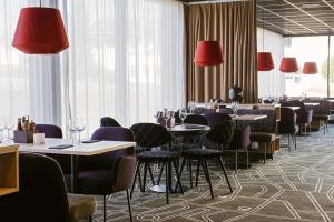 延雪平斯堪迪克艾尔米亚酒店的一间带桌椅和红灯的用餐室