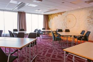 延雪平斯堪迪克艾尔米亚酒店的一间会议室,里面配有桌椅