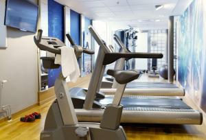 林雪平斯堪迪克林雪平城市酒店的健身房设有跑步机和跑步机