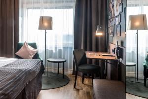 乌普兰斯韦斯比斯堪迪克茵弗拉城市酒店的酒店客房配有书桌和床。
