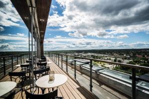 斯德哥尔摩斯堪塔克酒店的市景阳台配有桌椅。