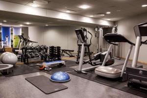 斯德哥尔摩斯堪塔克酒店的健身房设有跑步机和其他设备