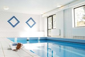 松兹瓦尔斯堪迪克松兹瓦尔诺德酒店的浴室设有游泳池和蓝色瓷砖