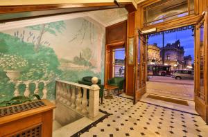 热那亚摩登威尔第贝斯特韦斯特酒店的带有城市壁画的走廊