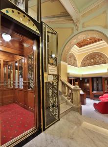 热那亚摩登威尔第贝斯特韦斯特酒店的红地毯建筑中的一扇敞开的门