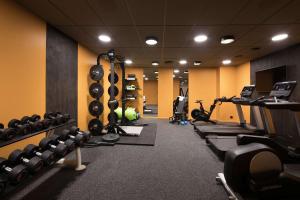 奥斯陆斯堪迪克维多利亚酒店的健身房,里面装有一堆机器和重量器械