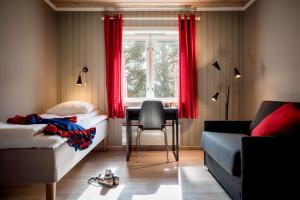 卡拉绍克卡拉绍克斯堪迪克酒店的一间卧室配有一张床、一张书桌和一个窗户。