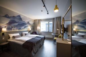 波多博德斯堪酒店的酒店客房,设有两张床和镜子