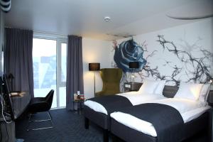 纳姆索斯斯堪迪克岩城酒店的酒店客房设有一张床和一个大窗户