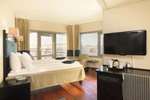 莫尔德斯堪迪克吊索酒店的酒店客房设有一张大床和一台电视。