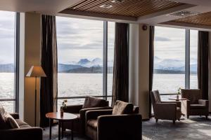莫尔德斯堪迪克吊索酒店的酒店客房可欣赏到水景和山景