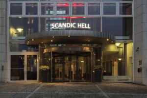 海尔斯堪赫尔酒店的一座有标志的建筑,上面有读着神话地狱的标志