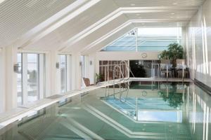 海尔斯堪赫尔酒店的一座带大窗户的房屋内的游泳池