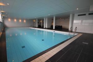 哈马尔Frichs Hotel Hamar的大楼内的大型游泳池