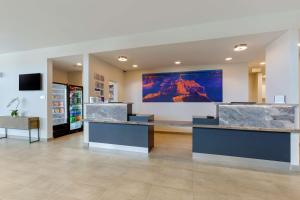 凤凰城Best Western Plus Executive Residency Phoenix North Happy Valley的一间商店的大堂,设有大理石台面