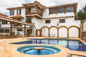 莱瓦镇Casa de Campo Hotel & Spa的别墅前设有游泳池