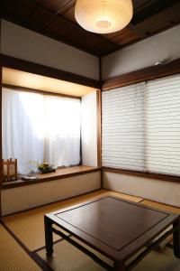 镰仓市Guest House Kamejikan -turtle time-的窗户前设有桌子的房间