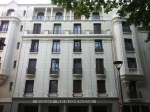 维希维希公寓式酒店的白色的建筑,上面有标志