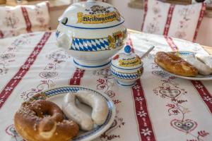 米滕瓦尔德Ferienwohnung Granat的茶几,盘子和茶壶