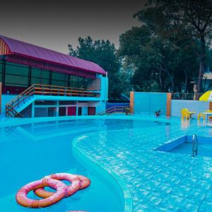 Lakshmanpur BālāpāraEque Heritage Hotel & Resort的水中带游泳圈的游泳池