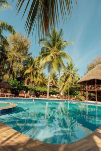 米查维Sansi Kae Beach Resort的棕榈树游泳池及度假村