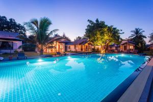 恰洛克拉姆Silan Residence, Koh Phangan - An authentic village experience的夜间别墅内的游泳池